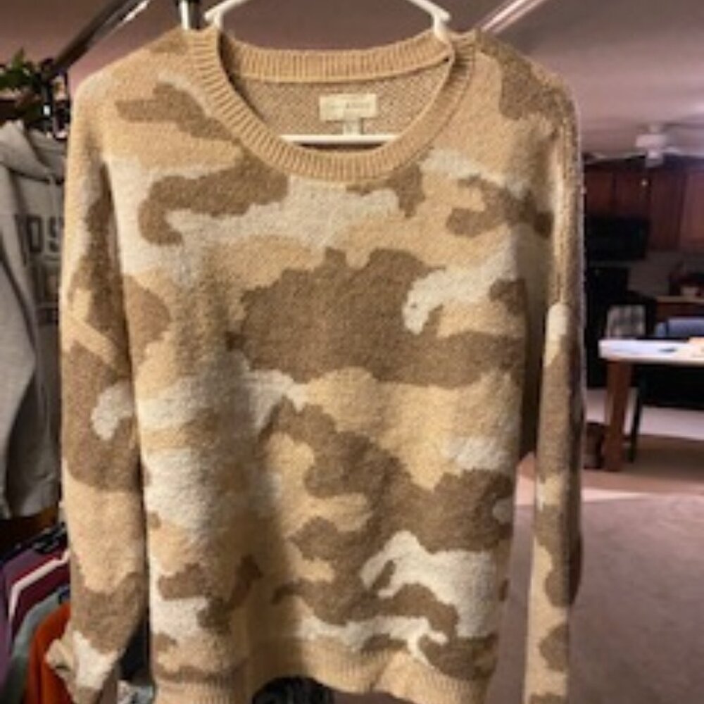NEW PRICE REDUCTION. TAN/CAMO Women's XL pullover sweater